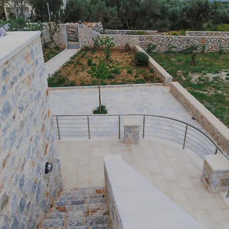 Mani Residences Artsi Maisonette *